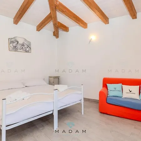 Апартаменти White