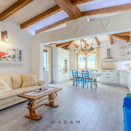 Апартаменти White *